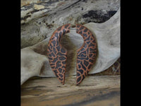 Load image into Gallery viewer, Fake Piercing Ohrring Holz Tropfen braun Alien Ei
