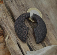 Load image into Gallery viewer, Fake Piercing Ohrring Narra Holz Kreis Blume des Lebens
