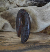 Load image into Gallery viewer, Fake Piercing Ohrring Narra Holz Kreis Blume des Lebens
