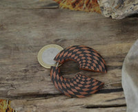 Load image into Gallery viewer, Fake Piercing Ohrring Sawo Holz Kreis Wirbel Strudel
