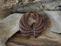 Load image into Gallery viewer, Fake Piercing Ohrring Sawo Holz Kreis Wirbel Strudel
