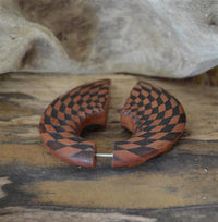 Load image into Gallery viewer, Fake Piercing Ohrring Sawo Holz Kreis Wirbel Strudel
