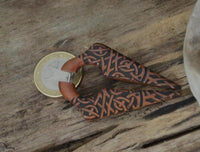 Load image into Gallery viewer, Fake Piercing Ohrring Sawo Holz Pfeil keltischer Knoten
