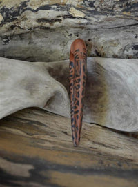 Load image into Gallery viewer, Fake Piercing Ohrring Sawo Holz Pfeil keltischer Knoten
