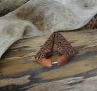 Load image into Gallery viewer, Fake Piercing Ohrring Sawo Holz Pfeil keltischer Knoten
