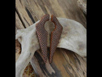 Load image into Gallery viewer, Fake Piercing Ohrring Sawo Holz Pfeil Sumatra Rauten
