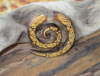 Load image into Gallery viewer, Fake Piercing Ohrring Holz Spirale verziert gold bemalt

