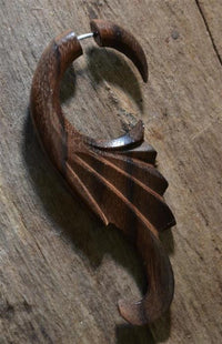 Load image into Gallery viewer, Fake Piercing Ohrring Flügel Haken 72mm Holz Edelstahl
