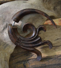 Load image into Gallery viewer, Fake Piercing Ohrring verschnörkelt Holz braun Edelstahl
