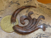 Load image into Gallery viewer, Fake Piercing Ohrring verschnörkelt Holz braun Edelstahl
