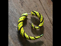 Cargar imagen en el visor de la galería, Fake Spirale bemalt gelb schwarz grün Piercing Holz
