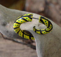 Cargar imagen en el visor de la galería, Fake Spirale bemalt gelb schwarz grün Piercing Holz
