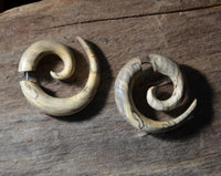 Load image into Gallery viewer, Fake Piercing Ohrring Spirale hell gemasert Bananenholz
