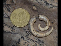 Load image into Gallery viewer, Fake Piercing Ohrring Spirale hell gemasert Bananenholz
