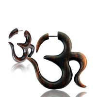 Load image into Gallery viewer, Tribal Fake Ohrring Sono Holz Om-Zeichen braun Edelstahlbügel Piercing Ohrhänger Ohrstecker 1 mm
