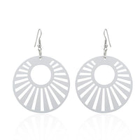 Cargar imagen en el visor de la galería, A pair of colorful 5 cm round wooden earrings with radiant circle designs, featuring organic style and fishhook ear wires—ideal as bold, trendy jewelry for women.
