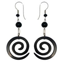 Load image into Gallery viewer, Tribal Holzohrringe, Ohrringe mit kleiner, schwarzer Holzspirale und Edelstahlbügel, Holzohrhänger aus schwarzem Sonoholz
