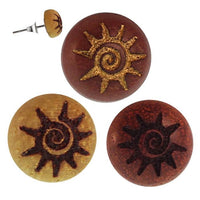 Cargar imagen en el visor de la galería, Holz Ohrstecker Sonnenspirale Sterlingsilber 925er rund 8 mm Lasergravur golden
