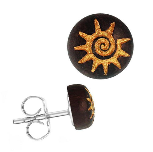 The Holzohrstecker Edelstahl Sonoholz rund 8mm features a dark brown, round design with a gold sun spiral motif on the front and a silver stainless steel backing visible from both front and side views.