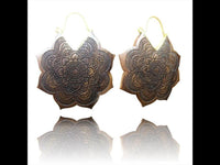 Load image into Gallery viewer, Ohrringe Mandala Blume Holz Brass Bügel golden Gravur braun dunkelbraun Schmuck

