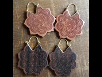 Load image into Gallery viewer, Ohrringe Mandala Blume Holz Brass Bügel golden Gravur braun dunkelbraun Schmuck
