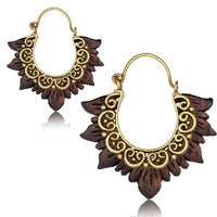 Load image into Gallery viewer, Ohrringe Holz Brass Bügel golden braun dunkelbraun Perlmutt Ohrhänger Schmuck
