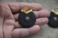 Load image into Gallery viewer, Ohrringe Holz Brass Blume Türkis Bügel gold Gravur
