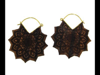 Cargar imagen en el visor de la galería, Ohrringe Sonnenblume Holz Brass Bügel gold Gravur 38mm
