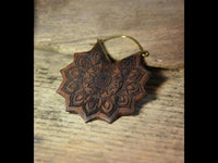 Cargar imagen en el visor de la galería, Ohrringe Sonnenblume Holz Brass Bügel gold Gravur 38mm
