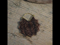 Cargar imagen en el visor de la galería, Ohrringe Sonnenblume Holz Brass Bügel gold Gravur 38mm
