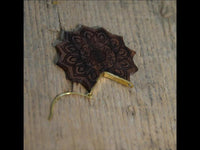 Cargar imagen en el visor de la galería, Ohrringe Sonnenblume Holz Brass Bügel gold Gravur 38mm
