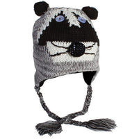 Load image into Gallery viewer, Die Unisex Tiergesicht Mütze Norwegermütze ist eine gestrickte Waschbär-Mütze mit Knopfaugen, schwarzer Nase, schwarz-weißen Mustern, Ohrenklappen mit Zopfbändern und kleinen Ohren oben.
