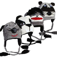 Load image into Gallery viewer, Vier Unisex Tiergesicht Norwegermützen im Strickdesign mit süßen Tiermotiven, Ohren, Augen, Bommeln und geflochtenen Bändern – perfekte winterliche Nepalmützen in Grautönen für Kinder und Erwachsene.
