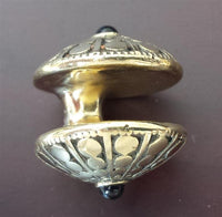 Load image into Gallery viewer, Lobe Ohr Piercing Ohrgewicht Brass gold antik 18mm Onyx oxidiert Kreise rund 17,6g
