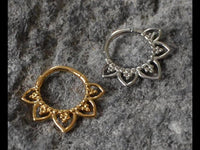 Load image into Gallery viewer, Klapp Segmentring Piercing Blume Edelstahl Gold PVD
