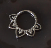 Load image into Gallery viewer, Klapp Segmentring Piercing Blume Edelstahl Gold PVD
