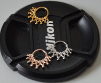 Load image into Gallery viewer, Klapp Segmentring Piercing Punkte Edelstahl Gold PVD
