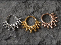 Load image into Gallery viewer, Klapp Segmentring Piercing Punkte Edelstahl Gold PVD
