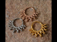 Load image into Gallery viewer, Klapp Segmentring Piercing Punkte Edelstahl Gold PVD
