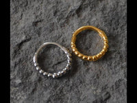 Load image into Gallery viewer, Klapp Segmentring Piercing Punkte Edelstahl Gold PVD

