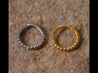 Load image into Gallery viewer, Klapp Segmentring Piercing Punkte Edelstahl Gold PVD
