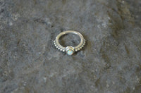 Load image into Gallery viewer, Piercing Ring 925 Silber Septum Lobe Ohr Opal weiß Punkte
