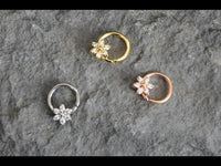 Load image into Gallery viewer, Piercing Edelstahl Ring für Nase Ohr Kristall Blume
