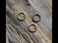 Load image into Gallery viewer, Klapp Segment Ring Piercing Edelstahl Punkte Dreiecke
