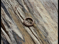 Load image into Gallery viewer, Klapp Segment Ring Piercing Edelstahl Punkte Dreiecke
