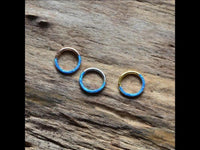 Load image into Gallery viewer, Klapp Segment Ring Piercing Edelstahl blau Opal Inlay
