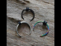 Load image into Gallery viewer, Piercing Edelstahl Horseshoe Gummiringe bunt Nase Ohr
