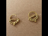 Load image into Gallery viewer, Septum Piercing Nasenringe Linie Kugeln Messing Tribal goldfarben nickelfrei antik Ohrring
