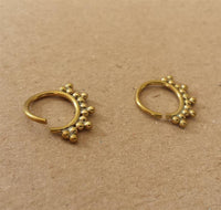 Load image into Gallery viewer, Nasenringe Dreiecke Punkte Messing Tribal antik goldfarben nickelfrei Septum Piercing Nase exotisch Brass
