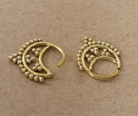 Load image into Gallery viewer, Septum Piercing Nasenringe Punkte Sichel Spitzen Messing Tribal goldfarben nickelfrei antik Ohrring
